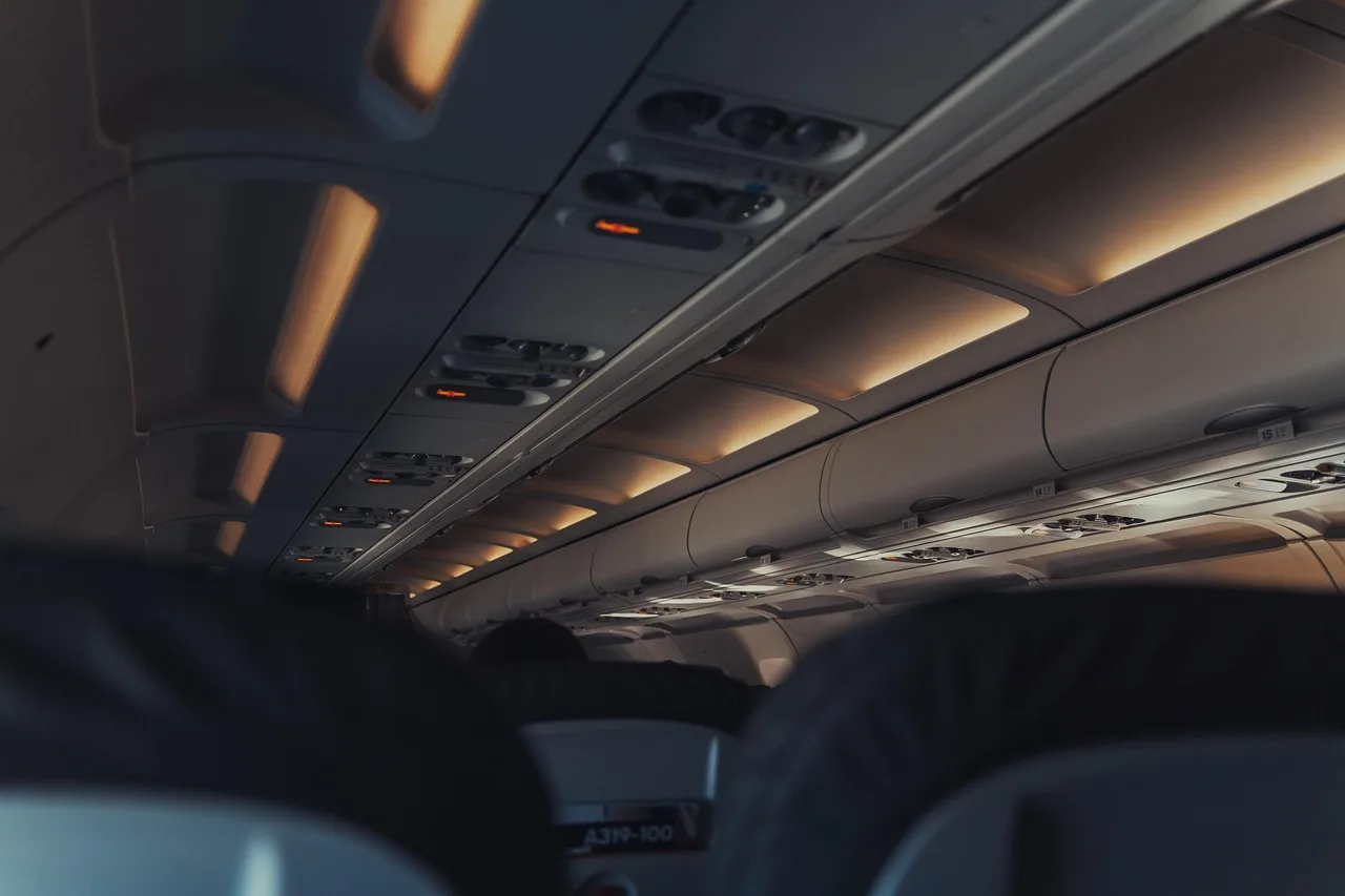 in viaggio, viaggio, vacanza, aereo, volare, aria, dentro, posti a sedere, aeroporto, luci