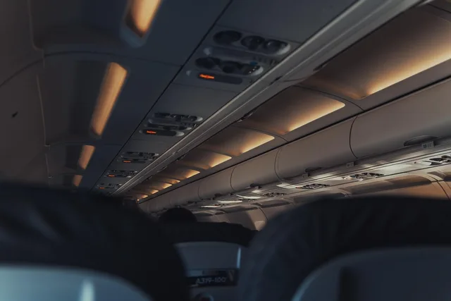 in viaggio, viaggio, vacanza, aereo, volare, aria, dentro, posti a sedere, aeroporto, luci. Quali assicurazioni e garanzie richiedere a un'impresa edile in Svizzera?