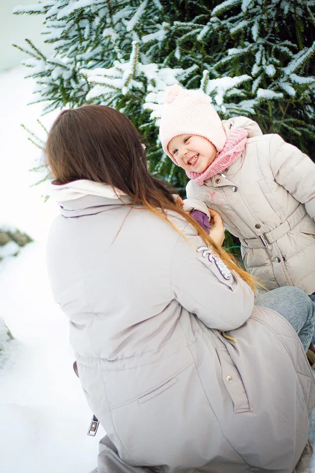 inverno, nevicare, guanti, a piedi, passeggiare, natura, famiglia, mamma e figlia, family. Come confrontare le offerte di più imprese edili: criteri oltre il prezzo