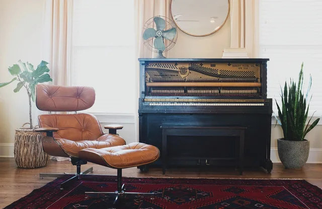 appartamento, tappeto, sedia, soggiorno, contemporaneo, arredamento, pianoforte, casa, camera, al chiuso, interior design, posto a sedere, soggiorno, pianoforte, pianoforte, pianoforte, pianoforte, pianoforte, interior design. Impianti ed energia negli immobili svizzeri: manutenzione, certificazioni e fornitori