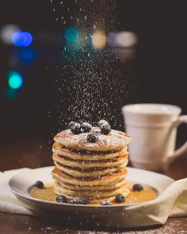 mirtilli, colazione, pancakes, pila, pila di frittelle, zucchero a velo, cibo per la colazione, pasto della colazione, delizioso, cibo, pasticcino, piatto, zucchero, dolce, fotografia di food, mangiare, colazione, colazione, colazione, colazione, colazione, pancakes. Come verificare un fornitore alimentare in Svizzera: autorizzazioni e tracciabilità