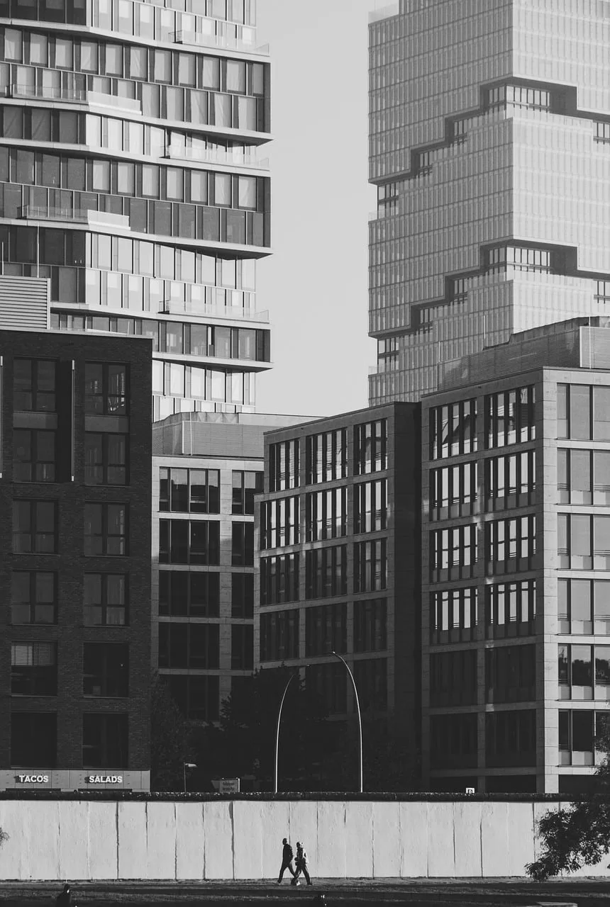 grattacieli, città, edificio per uffici, bianco e nero, foto in bianco e nero, facciate in vetro, urbano, architettura, strada